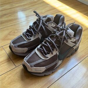 Nike Zoom Vomero 5 Sneakers